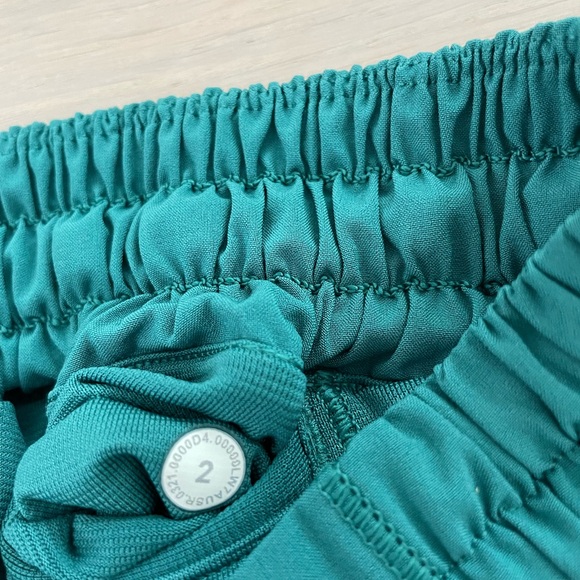 Lulú lemon Hotty Hot low rise shorts - Picture 4 of 4